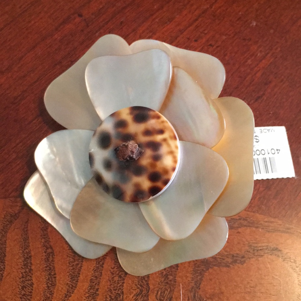 Chico’s pin in light brown shell with bag.